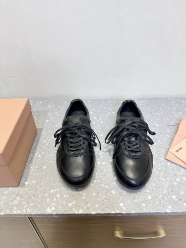 Miu Miu 缪缪 25Ss春夏新款 复古 阿甘鞋 德训鞋 休闲鞋 秀场工艺来自Miu Miu系列的细节特写 新季的潮流要素一 与此刻挚爱的概念，多元对撞，传