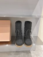 冲量价: MiuMiu缪缪 羽绒羊毛靴雪地靴滑雪靴 2024ss羽绒羊毛雪地靴滑雪靴系列，女士徽标尼龙华达呢雪地派对金属标双色厚底雪地靴滑雪靴。有轻奢的内蕴品质