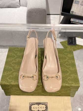 Gucci 女士马衔扣后系带凉鞋 这款浅口鞋甄选漆皮打造，匠心融蕴经典马衔扣造型配件。圆头和可调节脚踝搭扣设计相得益彰，演绎学院风格。 原版定制漆皮 内里定制羊 - 点击图像关闭
