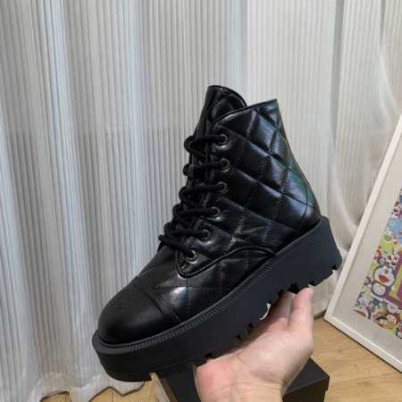 Chane* 24 小香秋冬菱格厚底短靴 真的是帅气时尚的代表 鞋头双c字母点缀 低调不失奢华！简约时尚个性又大气！ 自然流畅的美感，有种惊艳了时光的美感，冬日 - 点击图像关闭