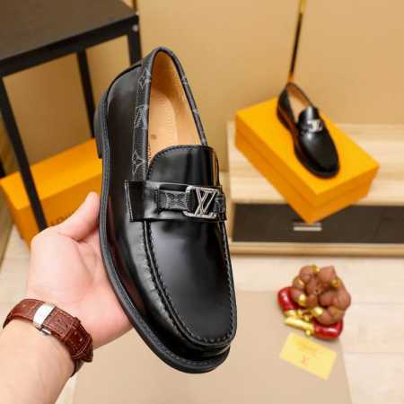 工厂价 LOUIS VUITTON 里 路易威登 新款男士休闲商务皮鞋官网原版复制，鞋面采用进口官网1:1材料制作意大利牛皮面，水染内里绝非一般的工艺制造，大厂 - 点击图像关闭