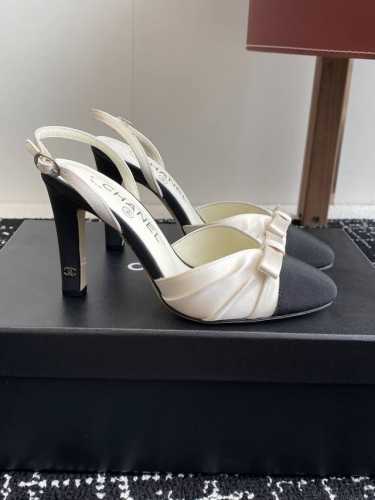 代购级 Chanel 小香 25ss早春新品 缎面蝴蝶结凉鞋系列法式风情 真是美到心尖尖上啦！ 优雅又浪漫的仙女应该就是这样吧极简的配色加上绸缎蝴蝶结深入人心
