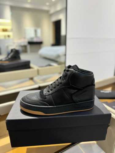 价格： 情侣款高版本 YSL SAINT LAURENT 春夏最新爆款休闲系列 圣罗兰 ，原版购入 一比一复刻 ，新鲜血液注入加休闲复古的设计，超好看百搭，鞋面