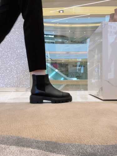 STUART WEITZMAN简称SW 2024秋冬新品，切尔西女靴 气质女神款 独家上新！ 最耐看的靴子就是非它莫属了！随意搭配且可完美， 原版楦型， 配以珍