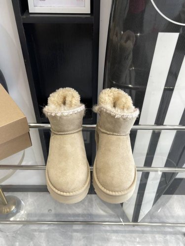 UGG 24ss 秋冬季人手必备单品雪地靴 搭配系数也是百分百 炸好看 比较设计的款，随心所欲 雪地靴显腿细 百搭单品 时尚感十足穿上气场爆涨 瞬间拉长腿型 鞋