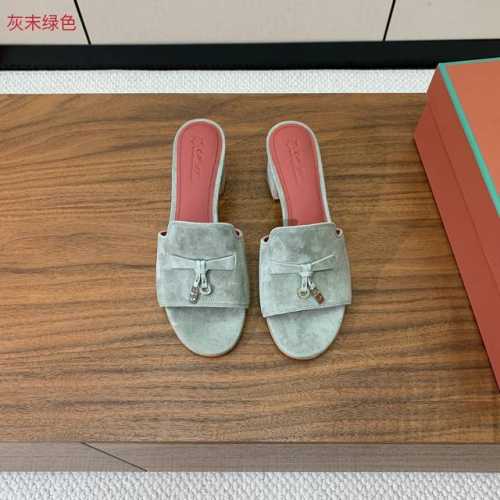 Loro piana 代购级高跟拖鞋。这款绒面拖鞋搭配饰有Loro Piana My Charms 吊坠的饰带，并饰以同色缝线。精致柔美，适合搭配都市和度假装束