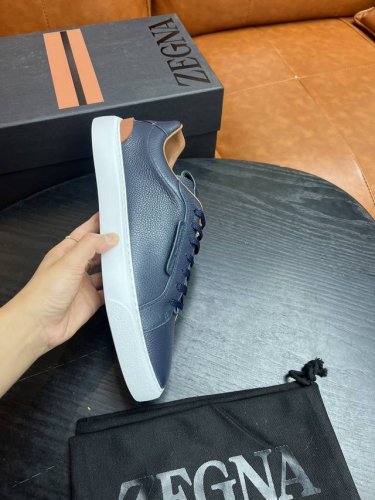ermenegildo Zegna 杰尼亚 系带男士休闲板鞋此 Triple Stitch 运动鞋由荔枝纹小牛皮制成 鞋身外腰压印品牌名称 Ip超轻鞋底缝线鲜明