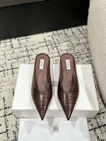 Toteme 25ss 春夏新款 后空凉鞋 拖鞋 坡跟穆勒鞋进口皮高级舒适，配女神们的半身裙，不规则的弧形尖头，晚宴系列专属高跟鞋贯穿整季lookbook完全戳
