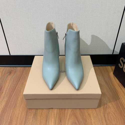 Gianvit* Ross* 尖头高跟短靴。精致的鞋楦，款式时尚。女人味十足。非常值得推荐给你们 材质：鞋面1羊京2羊皮。羊皮内里及垫脚，真皮大底。跟高8.5c