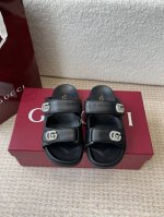 gucci 25Ss 春夏系列Gg菱形 沙滩平底拖鞋 由经典真皮电绣菱形条纹＋配双G金属扣作为品牌的标志性象征制作而成打造令人惊艳的作品焕新演绎！ 面料：原版定