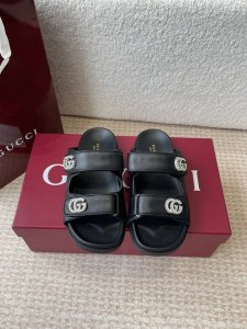 gucci 25Ss 春夏系列Gg菱形 沙滩平底拖鞋 由经典真皮电绣菱形条纹＋配双G金属扣作为品牌的标志性象征制作而成打造令人惊艳的作品焕新演绎！ 面料：原版定