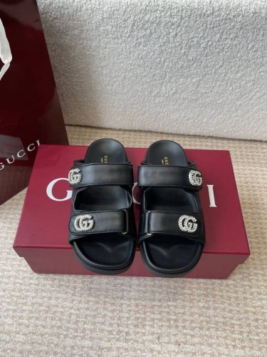 gucci 25Ss 春夏系列Gg菱形 沙滩平底拖鞋 由经典真皮电绣菱形条纹＋配双G金属扣作为品牌的标志性象征制作而成打造令人惊艳的作品焕新演绎！ 面料：原版定