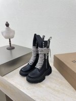 高帮 机车靴 Rock owens 联名马丁系列靴款 其以 Phlegethon 为主题再次展开暗黑系美学 极简主义的色彩运用和摇滚不羁的个性.不对称层叠设计融