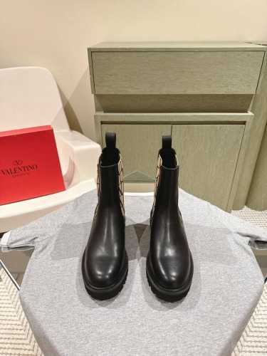 Valentin* 华伦天奴新款 秋冬百搭素面靴上新 三个款型全新的诠释方式首发！最新百搭长短靴众多明星同款！时尚度爆棚～ 鞋面： 原版定制丝绸牛皮 内里：原版