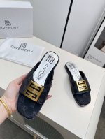 GIVENCHY 纪梵希露趾平底拖鞋出货了，带有品牌标志的金属饰扣与金属质感的银色皮垫搭配，高端大气上档次。鞋面头层牛皮，内里羊皮，35-40码。41-43码可