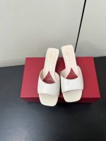 roger Vivier｜Rv25S春夏新品水晶跟拖鞋 喜欢法式优雅的来Pick这双，会让你的夏日穿搭气质翻倍哦～鞋跟镶满Blingbling的水钻爆闪 上脚特