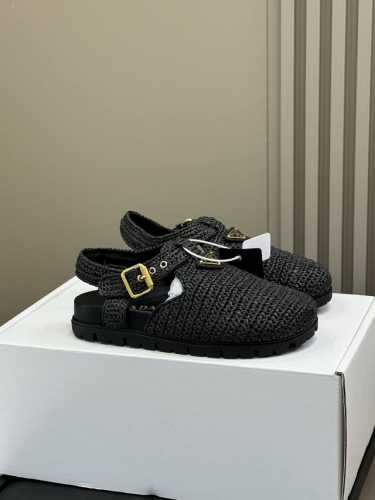 prada Ss25 勃肯鞋 麂皮拉菲草编织 P家25春夏勃肯鞋新品，好看有好穿的单品，三角标加持，高级感拉满，降维打击一众勃肯单品 哈哈哈哈，好看 可入！ S