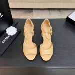 chane* ｜小香25Ss春夏新品 性感珍珠跟高跟凉鞋 很经典百搭的设计 无论什么场合都可以Hold住 任何身高都能驾驭的高度 且不失气场和魅力 特色在于鞋跟