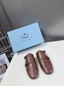 半拖 单鞋 男装10 PRADA普拉达春夏走秀款复古布洛克情侣款半拖单鞋走秀款 复古感时髦满满 随意百搭 时尚休闲 独到味道 人人都爱也轻松驾驭 每年都会爆.足