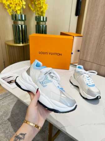 LV路易威登Run 55 运动鞋拼合网格面料、橡胶和粘胶等科技材质，搭配牛皮革材质，共同洋溢运动格调。Monogram 帆布后袢带等标志性元素传递品牌意趣 35 - 点击图像关闭