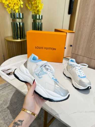 LV路易威登Run 55 运动鞋拼合网格面料、橡胶和粘胶等科技材质，搭配牛皮革材质，共同洋溢运动格调。Monogram 帆布后袢带等标志性元素传递品牌意趣 35