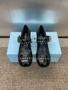 工厂价 普拉达 2025 Prada春夏新款冲孔玛丽珍芭蕾舞女鞋 明星同款字母logo五金皮带扣低跟方头复古女单鞋 市面顶级高端版本材质:鞋面进口牛漆皮+水染羊