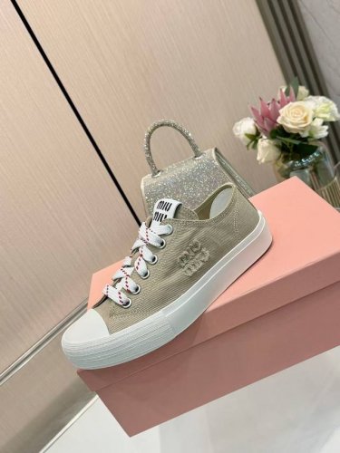 实价 Miumiu 缪缪2新品刺绣帆布鞋 单鞋 顶级原版面料质感满满 搭配经典字母刺绣 刺绣Logog立体饱满 瞬间点亮整体造型 辨识度Up Ip超轻发泡大底