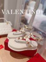 valentino.华天伦奴专柜最新春款系列V家火铆爆钉金属元素厚底凉鞋. 上脚大气奢华艳丽. 细节完美. 精致耐看. 可任意配搭春夏秋美饰服丽. 面料:原版定