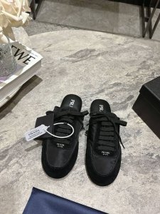 Prada 普拉达春夏秀款薄底德训鞋半拖女 25ss秀款出境率最高的单品 鞋面麂皮有肌理感，内里羊皮包裹，软软糯糯的 鞋垫加厚小羊皮，踩上去无比舒适，有支撑感，