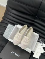 新色上新 新版本Chanel 渔夫鞋 重磅来袭配送全套顶级包装 我家的渔夫鞋质量不多介绍了哈，拿过的都知道！原版定制的鞋面，并且我家的大底是原版半透明大底，不透