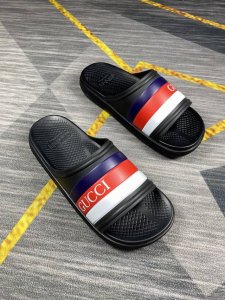 男款 精致品质 古驰男士休闲拖鞋 鞋面进口胶片 品牌字母浮雕设计，时尚帅气，尊贵奢华，旅游居家不二之选 情侣码38-45
