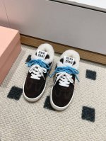 缪缪miumiu2024ss新款火爆款脏脏鞋系带做旧小白鞋 今年主推款 复古做旧时尚 简约高级 随意搭配 上脚非常舒适，年度必入款！鞋面原版牛皮，羊京，内里羊毛