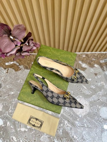 2024专柜同步春夏新款gucci 24S春夏新品双g钻链扣后带凉鞋高跟 布面 皮面 G家在体现高级感这块 总让人大写的服气 看起来蛮简单的款式 但上脚就莫名很