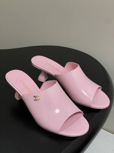 chanel 2026早春度假系列爆品小香双C扣鱼嘴蜜儿高跟拖鞋小矮跟凉拖鞋 简约时尚 整体采用穆勒鞋款式 这种鞋型没有鞋带或复杂的固定结构 穿脱方便 同时展现