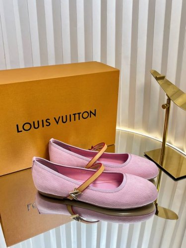 顶级版本Lv 驴家 25Ss 丹宁牛仔太好看了 很少做Lv家的单品 原版购入 用心开发 鞋跟都是开模定制 最新色系芭蕾舞鞋多彩多色 老花配搭单宁的棕色皮质 也太
