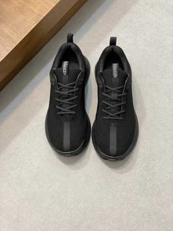 H 原单高品质精品，男士休闲之履运动鞋结合高科技牛皮，在橡胶鞋底上饰以夸张“H”字母，斜体设计和鲜艳色彩展现活力，延续品牌设计灵感。轻盈漫步都市，感受无拘舒适。 - 点击图像关闭