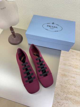 漏脚背 绑带单鞋 Prada 方圆跟 3.5 Cm 简约设计 搭配三角标 Logo 的设计和简约的线条 很有格调 简单纯粹得色调 原版开模 舒适炸街 原版 横纹 - 点击图像关闭