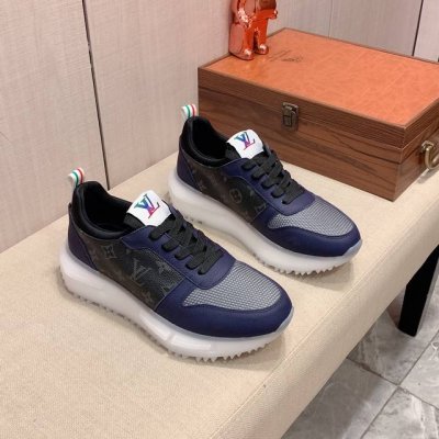新款: 厂价: Lv* 最新爆款休闲鞋，顶端品牌奢侈～代购，顶级～质量。鞋面選用进口透气牛皮搭配材质透气羊皮垫脚 精细做工。原版个性时尚柔软橡膠耐磨防滑大底，上