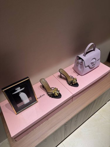 Giuseppe Zanotti 25ss新品 金花点缀高跟鞋果然很懂女人心GZ斩男又斩女的高跟鞋 爱了不愧是最懂女人的品牌 上新即售空尤其是侧面线条设计流畅自