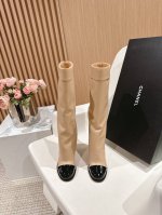 高版本CHANEL香奈儿秋冬经典裤筒靴 强烈推荐 一定要买的神仙靴子 贼显腿长！比例王！ 设计师风格强调结构.简练与跨性别之美！ 鞋面采用原版头层小牛皮，质感满