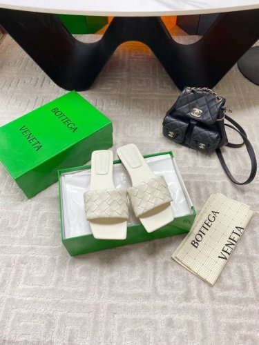 出厂 Bv parco 女士穆勒拖鞋 系列 15 毫米级 编织单鞋 真皮手工编织 简约一块皮15毫米抽条 手工编织而成 高档舒适 面料选用优质小牛皮 垫脚羊皮内