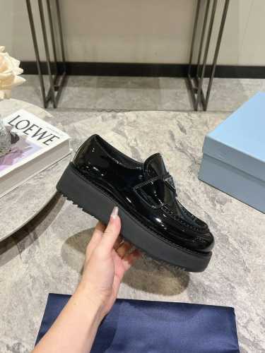 Prada普拉达春夏新款厚底乐福鞋，专柜rmb10020购入开发 完美复刻细节 高级感十足，鞋面中间嵌入三角标复古又时髦，藏起来这种可爱小心思又甜又酷，鞋型圆润