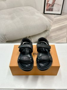 lv春夏王炸拖鞋来啦！这双真的绝绝子～ 1专柜工艺 细节直接拉满 原版冲孔Logo+黄金比例鞋型 穿上就是人间富贵花本花 早春博主们都在偷偷穿的同款 Ins刷