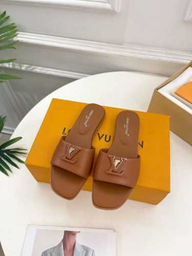 Lv 路易威登 24 春夏新款 顶级版本原版一致 专柜主打最新款 Lv Capri 字母扣拖鞋 硬货上新 代购级别！高级感十足！国内外博主刷爆的一款，复古又时髦