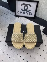 Chanel早秋新款凉拖鞋 各大社交平台热门晒图 绝对是这一季最热门的款式 质感上脚是非常柔软舒服的 经典的黑白配 原版编织材料鞋面 环保混种羊皮内里 意大利真