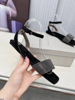 BrunelloCucinelli 。B C凉鞋上新款了。进口羊绒面料。内里进口羊绒，纯铜珠链，原版真皮底，上脚美观大方，百分百原版开发。原版包装，码数35 －