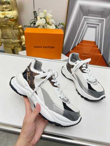 LV路易威登Run 55 运动鞋拼合网格面料、橡胶和粘胶等科技材质，搭配牛皮革材质，共同洋溢运动格调。Monogram 帆布后袢带等标志性元素传递品牌意趣 35
