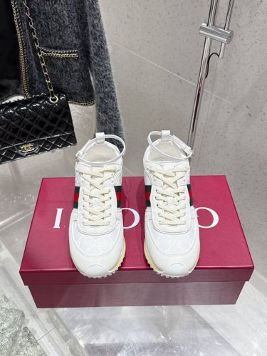 出厂 Gucci Re-Motion系列环扣德训运动鞋 这款运动鞋设有可拆卸可调节踝部绑带，为2025春夏系列再添动感单品。轻盈且灵活的外底经过特殊处理，洋溢着
