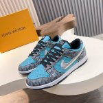 l.V* X Nike联名低帮休闲运动鞋，采用头层牛皮拼接原版帆布精心制作，侧身Logo装饰，双色橡胶鞋底、后侧鞋口和鞋跟处均带有品牌标志性细节，提升格调。时尚