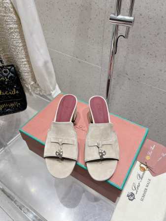 Loro Piana 25春夏Lp顶级版本英伦宝石吊坠夹脚平底拖鞋凉鞋 原来这就是传说走两万步都不会累脚的夹脚凉鞋把颜值和脚感都拿捏住了，上脚一走就会被彻底沦陷 - 点击图像关闭